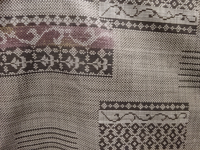  変わり横段に抽象模様織出し本場泥大島紬着物（5マルキ）